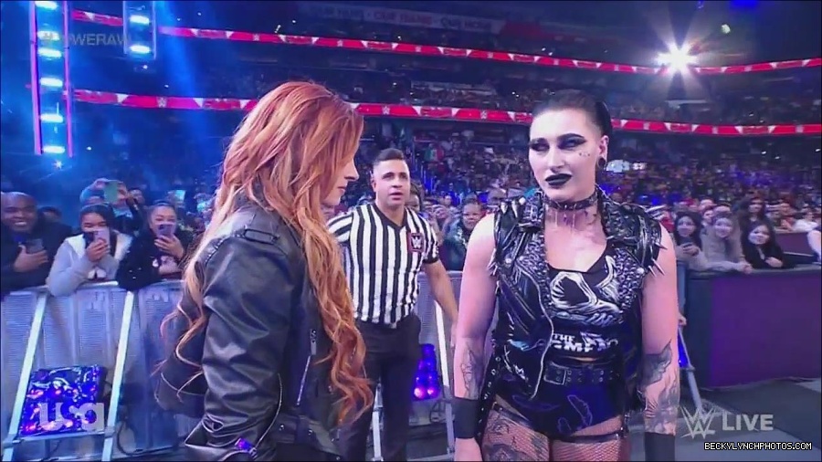 WWE_Monday_Night_Raw_2022_12_05_720p_HDTV_x264-NWCHD_mp4_002071465.jpg