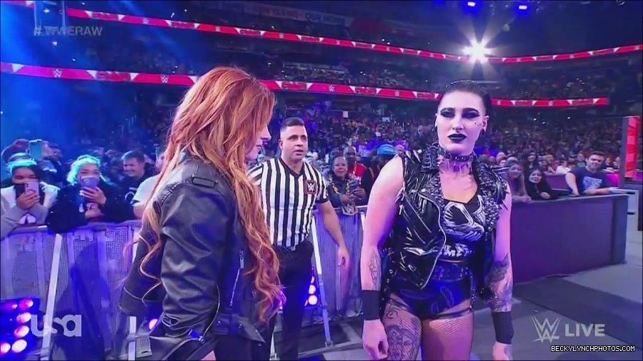 WWE_Monday_Night_Raw_2022_12_05_720p_HDTV_x264-NWCHD_mp4_002072265.jpg