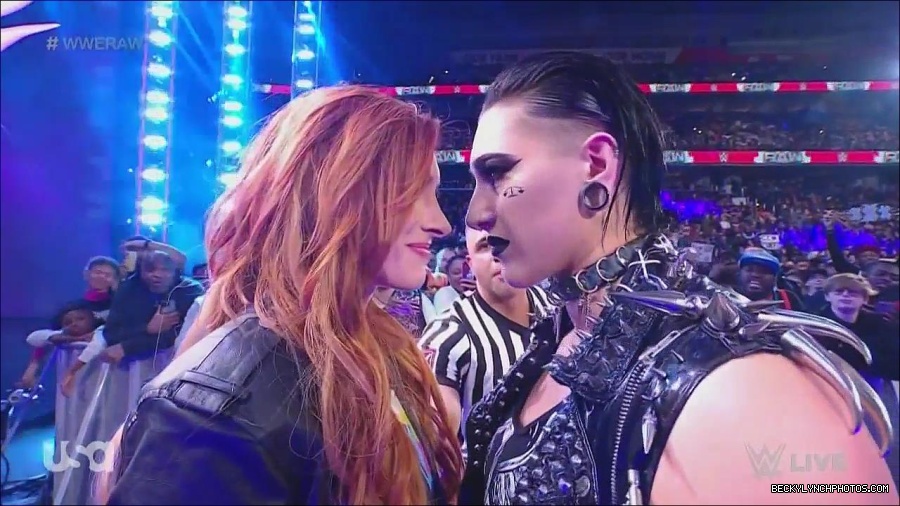 WWE_Monday_Night_Raw_2022_12_05_720p_HDTV_x264-NWCHD_mp4_002074668.jpg
