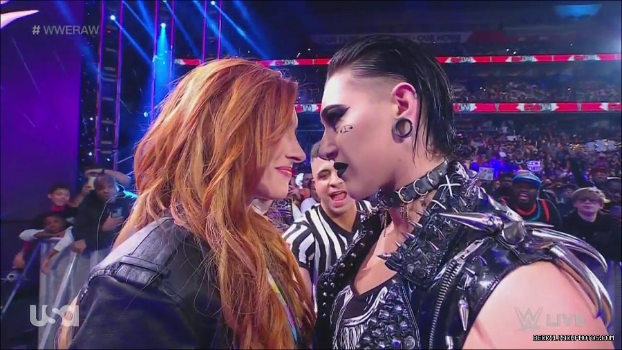 WWE_Monday_Night_Raw_2022_12_05_720p_HDTV_x264-NWCHD_mp4_002075068.jpg