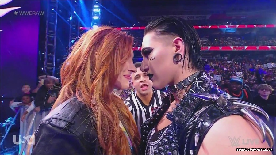 WWE_Monday_Night_Raw_2022_12_05_720p_HDTV_x264-NWCHD_mp4_002075469.jpg