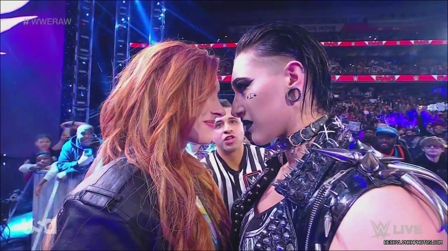 WWE_Monday_Night_Raw_2022_12_05_720p_HDTV_x264-NWCHD_mp4_002075869.jpg