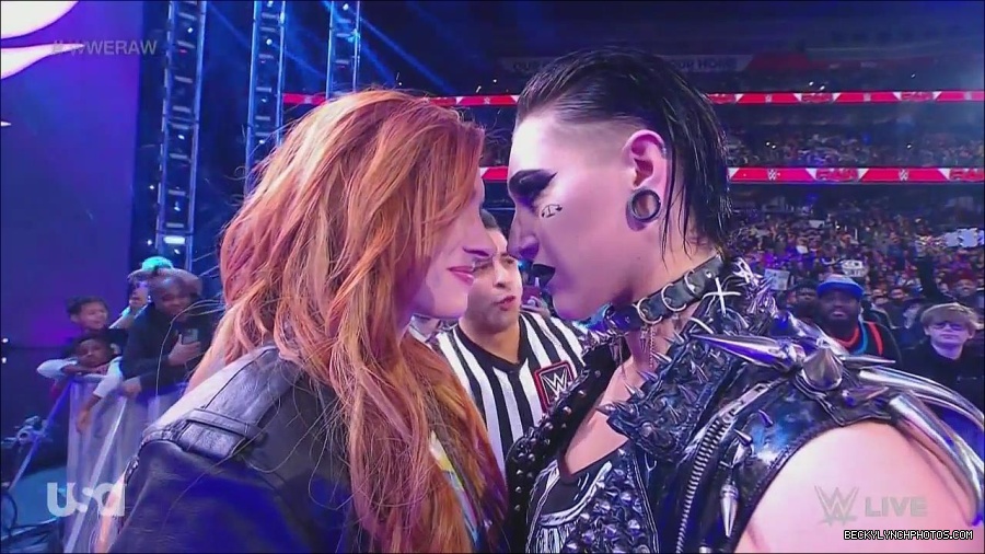 WWE_Monday_Night_Raw_2022_12_05_720p_HDTV_x264-NWCHD_mp4_002076269.jpg