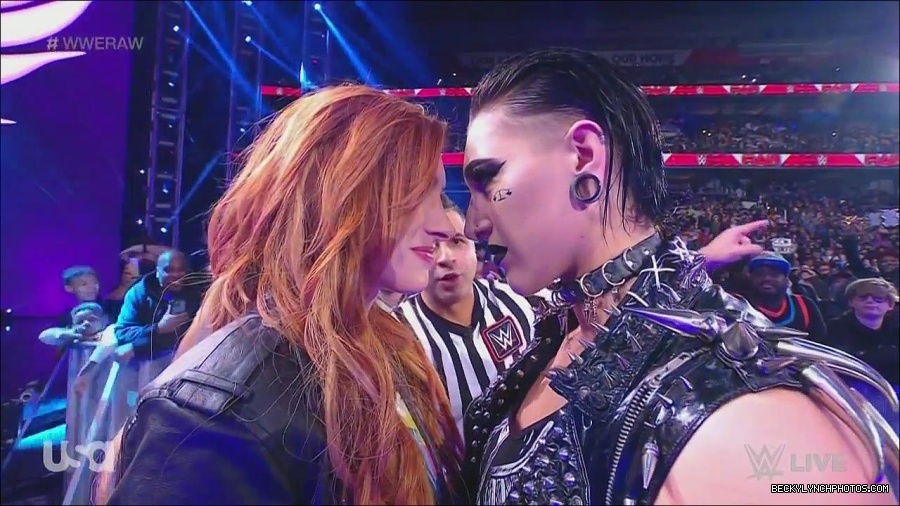 WWE_Monday_Night_Raw_2022_12_05_720p_HDTV_x264-NWCHD_mp4_002076670.jpg