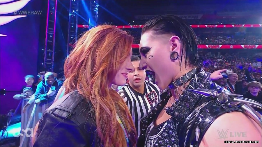 WWE_Monday_Night_Raw_2022_12_05_720p_HDTV_x264-NWCHD_mp4_002078672.jpg