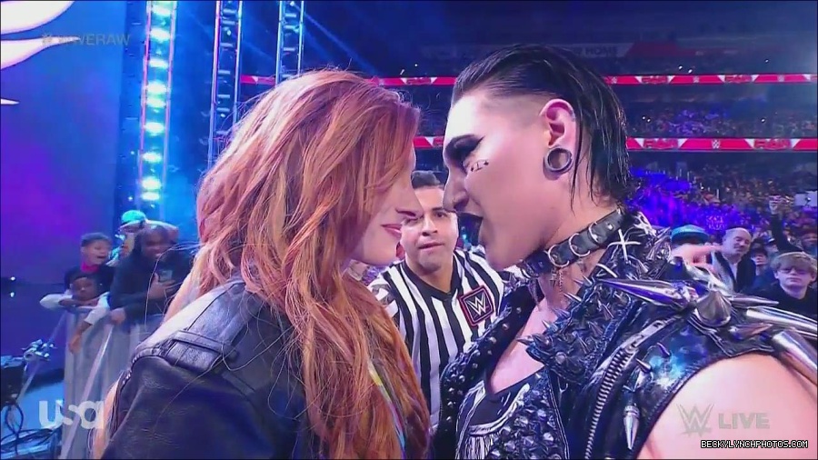 WWE_Monday_Night_Raw_2022_12_05_720p_HDTV_x264-NWCHD_mp4_002079072.jpg