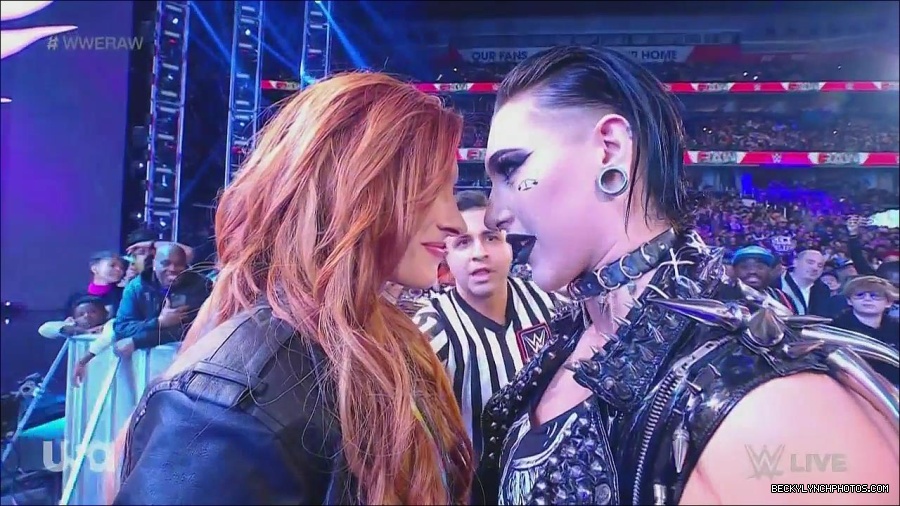 WWE_Monday_Night_Raw_2022_12_05_720p_HDTV_x264-NWCHD_mp4_002079473.jpg