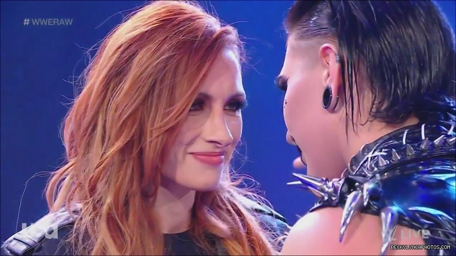 WWE_Monday_Night_Raw_2022_12_05_720p_HDTV_x264-NWCHD_mp4_002081475.jpg