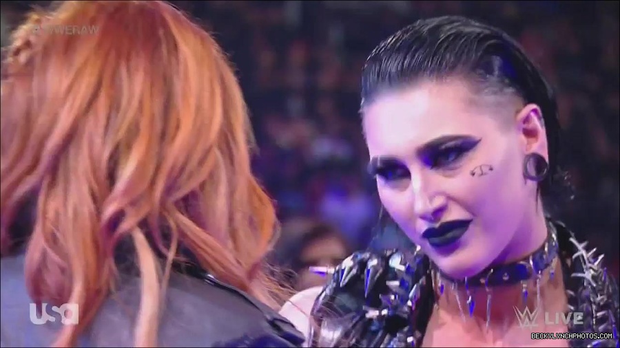 WWE_Monday_Night_Raw_2022_12_05_720p_HDTV_x264-NWCHD_mp4_002082275.jpg