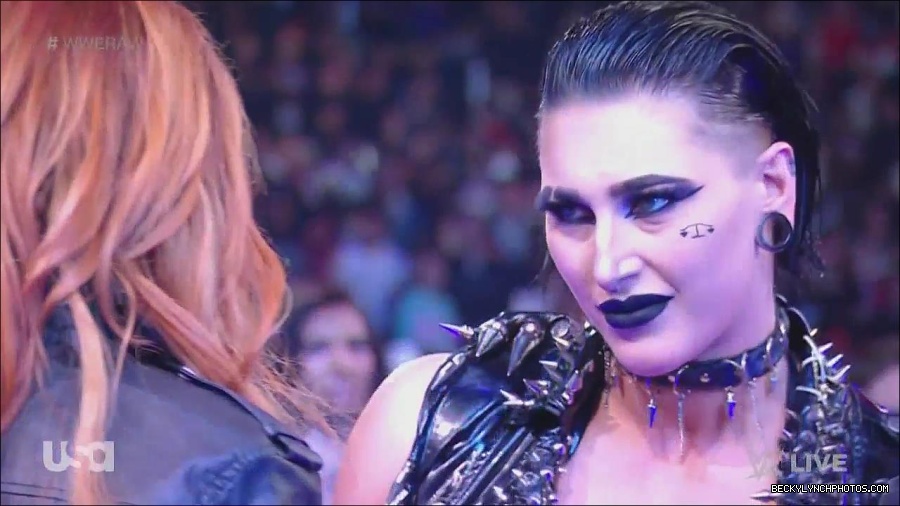 WWE_Monday_Night_Raw_2022_12_05_720p_HDTV_x264-NWCHD_mp4_002082676.jpg