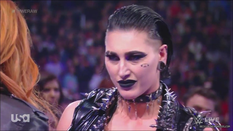 WWE_Monday_Night_Raw_2022_12_05_720p_HDTV_x264-NWCHD_mp4_002083477.jpg