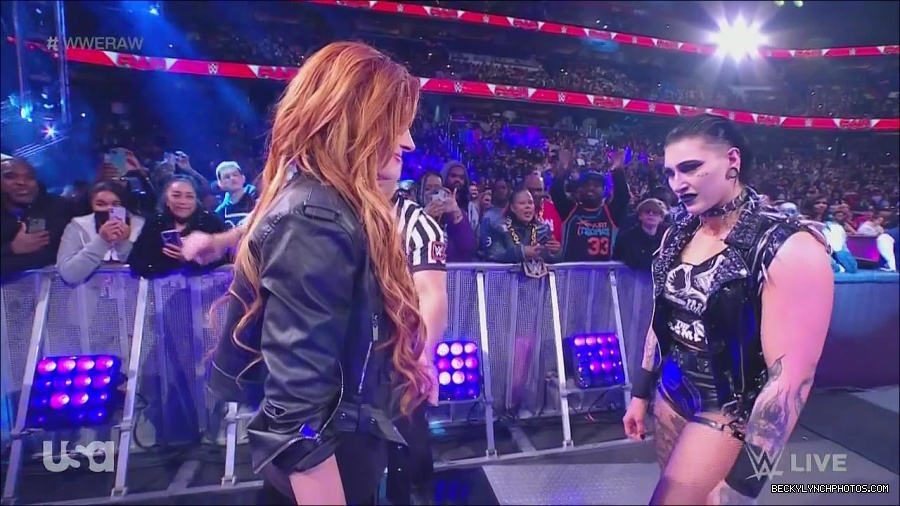 WWE_Monday_Night_Raw_2022_12_05_720p_HDTV_x264-NWCHD_mp4_002083877.jpg