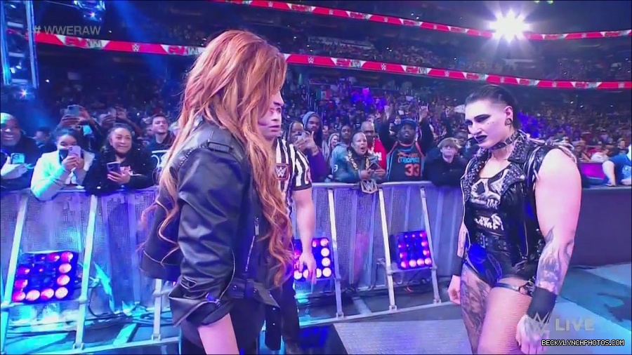 WWE_Monday_Night_Raw_2022_12_05_720p_HDTV_x264-NWCHD_mp4_002084277.jpg