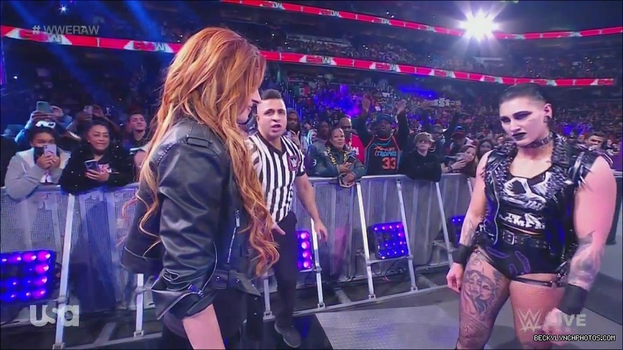 WWE_Monday_Night_Raw_2022_12_05_720p_HDTV_x264-NWCHD_mp4_002085078.jpg