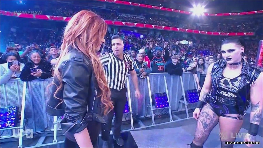WWE_Monday_Night_Raw_2022_12_05_720p_HDTV_x264-NWCHD_mp4_002085479.jpg