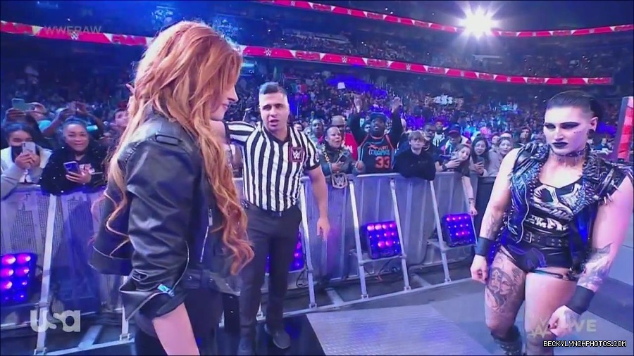 WWE_Monday_Night_Raw_2022_12_05_720p_HDTV_x264-NWCHD_mp4_002085879.jpg