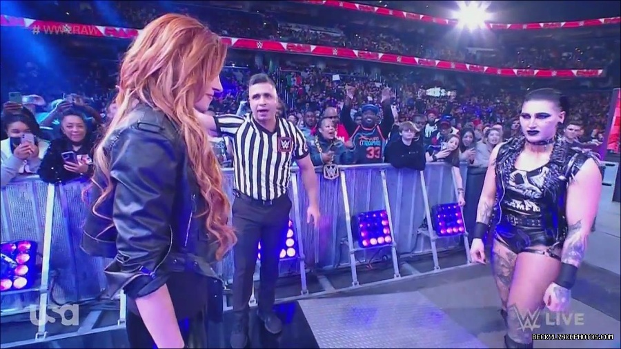 WWE_Monday_Night_Raw_2022_12_05_720p_HDTV_x264-NWCHD_mp4_002086279.jpg