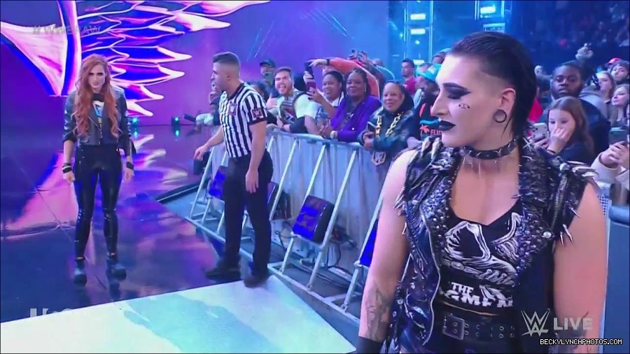WWE_Monday_Night_Raw_2022_12_05_720p_HDTV_x264-NWCHD_mp4_002093487.jpg