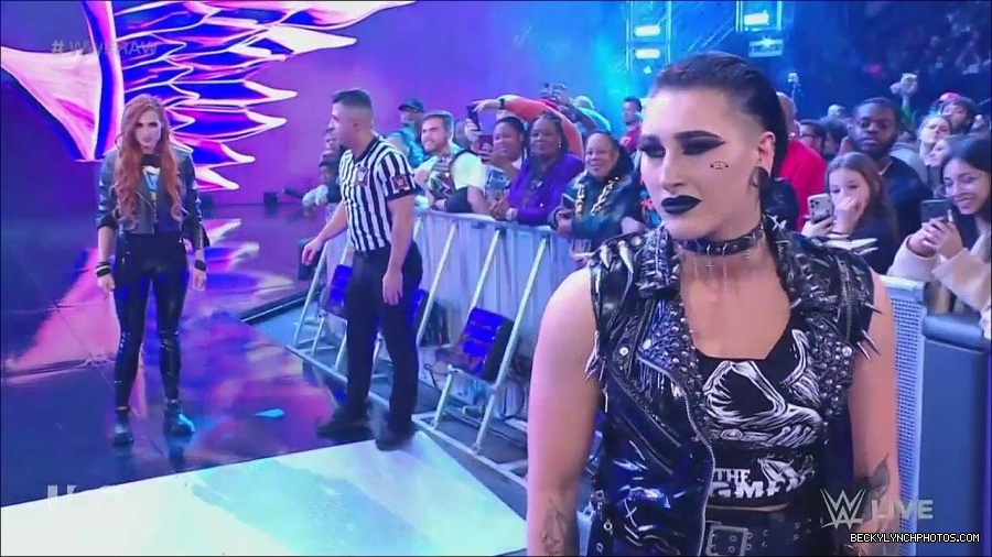 WWE_Monday_Night_Raw_2022_12_05_720p_HDTV_x264-NWCHD_mp4_002093887.jpg