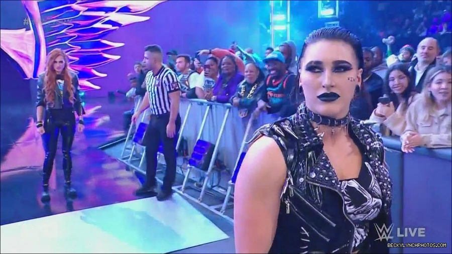 WWE_Monday_Night_Raw_2022_12_05_720p_HDTV_x264-NWCHD_mp4_002094688.jpg