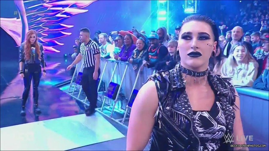 WWE_Monday_Night_Raw_2022_12_05_720p_HDTV_x264-NWCHD_mp4_002095088.jpg
