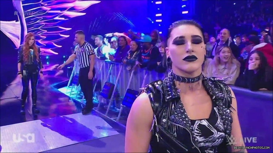 WWE_Monday_Night_Raw_2022_12_05_720p_HDTV_x264-NWCHD_mp4_002095489.jpg