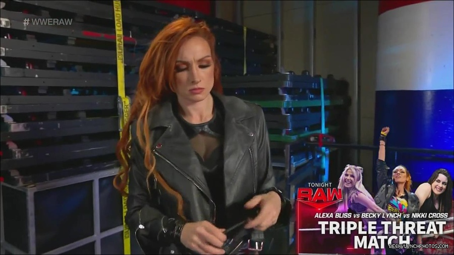 WWE_Monday_Night_Raw_2022_12_05_720p_HDTV_x264-NWCHD_mp4_006398315.jpg