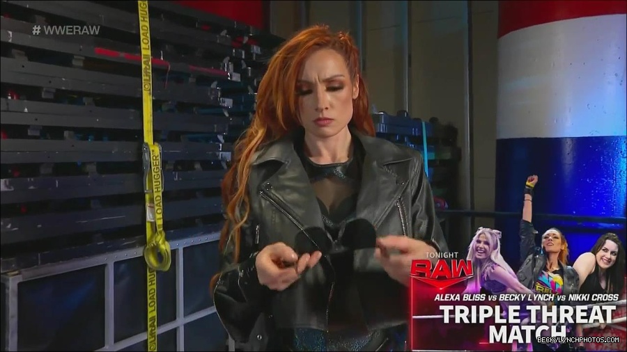 WWE_Monday_Night_Raw_2022_12_05_720p_HDTV_x264-NWCHD_mp4_006399516.jpg