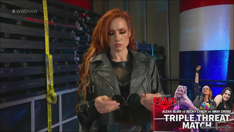 WWE_Monday_Night_Raw_2022_12_05_720p_HDTV_x264-NWCHD_mp4_006399917.jpg