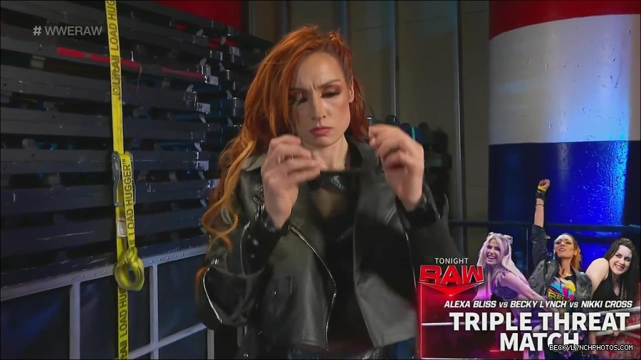 WWE_Monday_Night_Raw_2022_12_05_720p_HDTV_x264-NWCHD_mp4_006400317.jpg