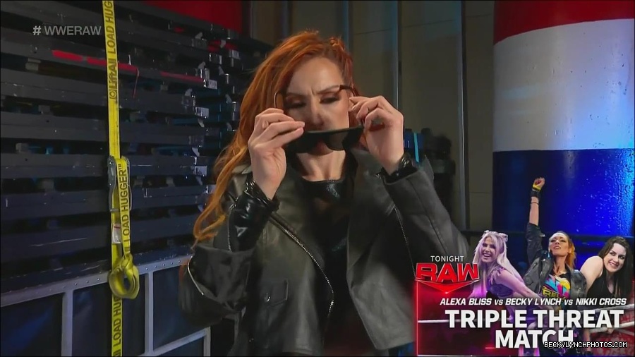 WWE_Monday_Night_Raw_2022_12_05_720p_HDTV_x264-NWCHD_mp4_006400717.jpg