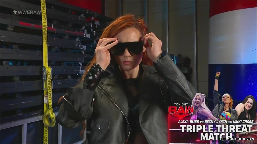 WWE_Monday_Night_Raw_2022_12_05_720p_HDTV_x264-NWCHD_mp4_006401518.jpg