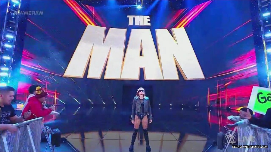 WWE_Monday_Night_Raw_2022_12_05_720p_HDTV_x264-NWCHD_mp4_006691075.jpg