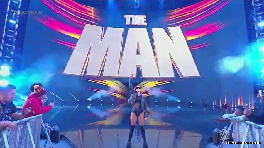 WWE_Monday_Night_Raw_2022_12_05_720p_HDTV_x264-NWCHD_mp4_006693878.jpg