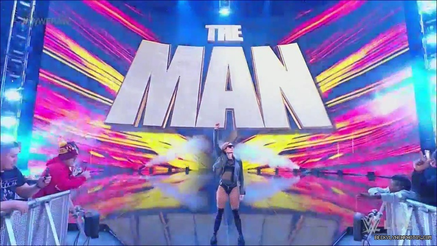 WWE_Monday_Night_Raw_2022_12_05_720p_HDTV_x264-NWCHD_mp4_006695480.jpg