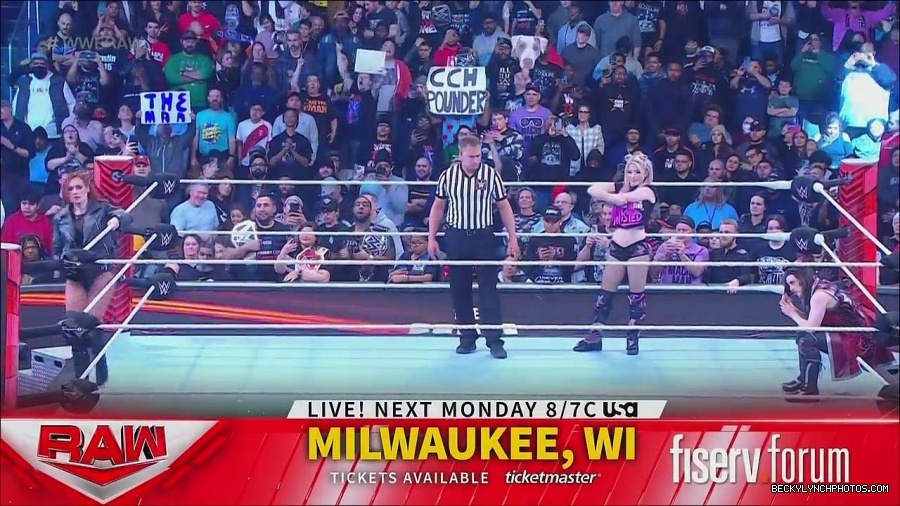 WWE_Monday_Night_Raw_2022_12_05_720p_HDTV_x264-NWCHD_mp4_006721105.jpg
