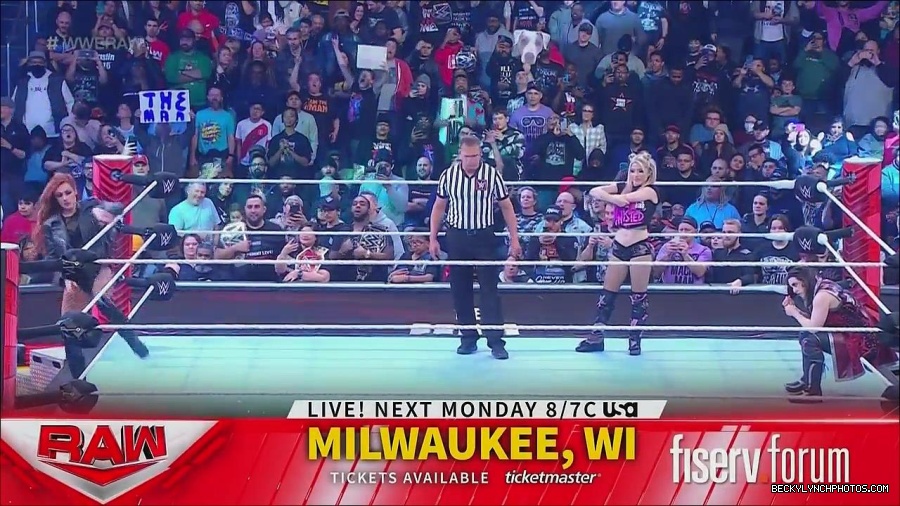 WWE_Monday_Night_Raw_2022_12_05_720p_HDTV_x264-NWCHD_mp4_006721506.jpg