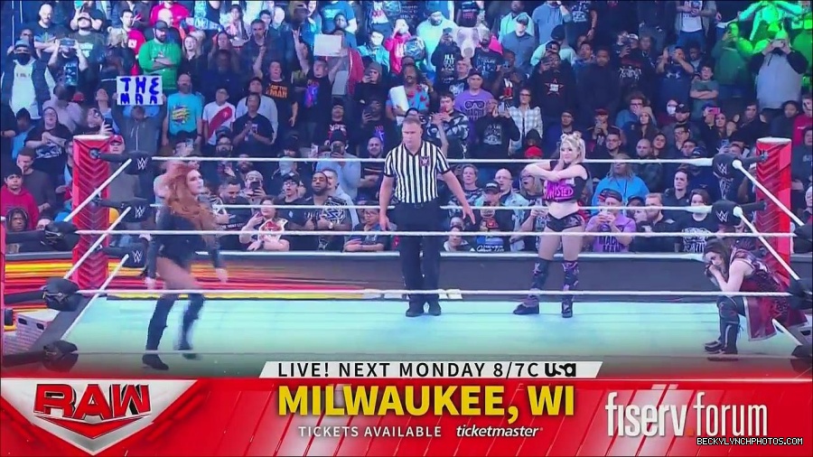 WWE_Monday_Night_Raw_2022_12_05_720p_HDTV_x264-NWCHD_mp4_006722707.jpg