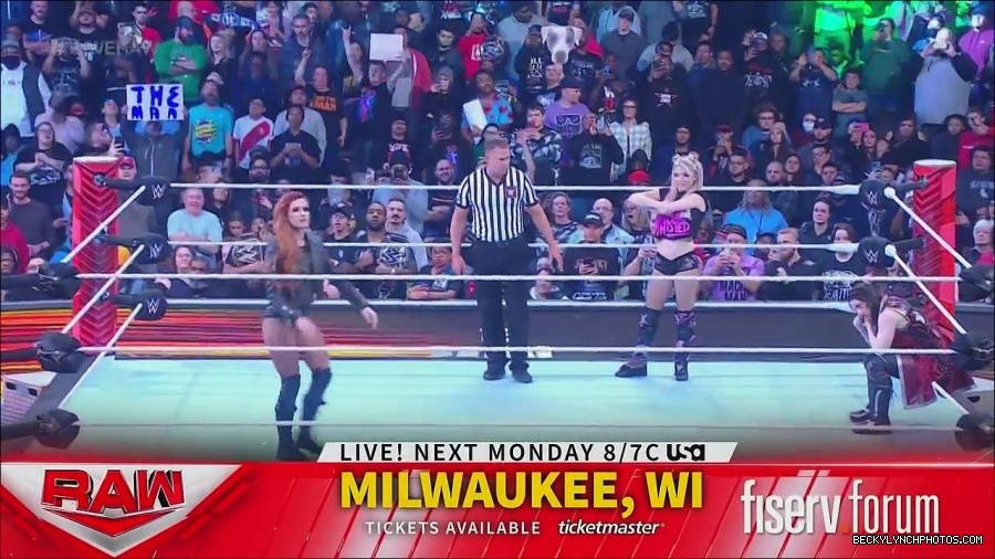 WWE_Monday_Night_Raw_2022_12_05_720p_HDTV_x264-NWCHD_mp4_006723107.jpg