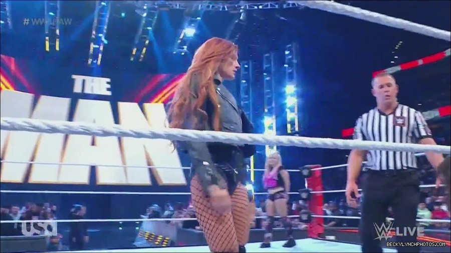 WWE_Monday_Night_Raw_2022_12_05_720p_HDTV_x264-NWCHD_mp4_006731115.jpg