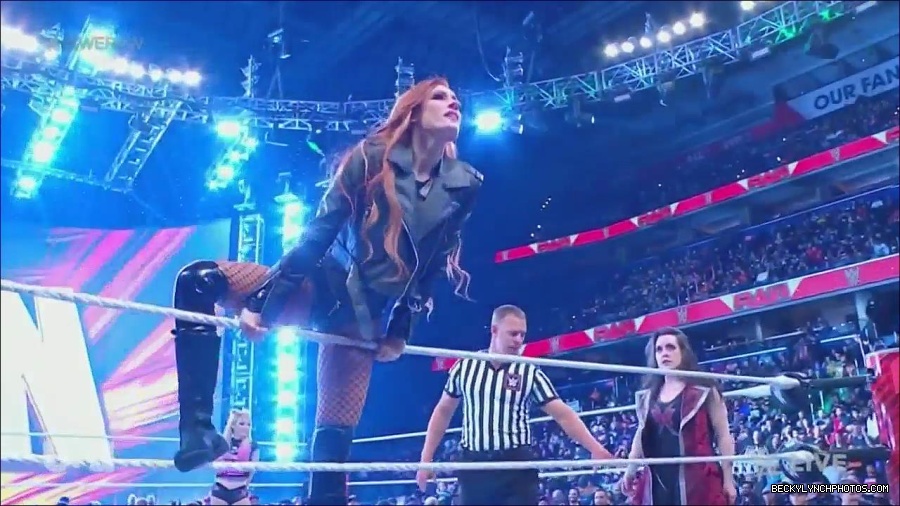 WWE_Monday_Night_Raw_2022_12_05_720p_HDTV_x264-NWCHD_mp4_006736721.jpg