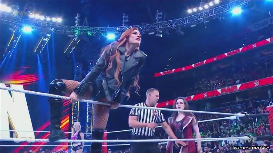 WWE_Monday_Night_Raw_2022_12_05_720p_HDTV_x264-NWCHD_mp4_006737922.jpg