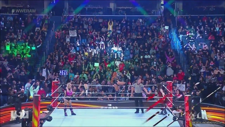 WWE_Monday_Night_Raw_2022_12_05_720p_HDTV_x264-NWCHD_mp4_006745930.jpg