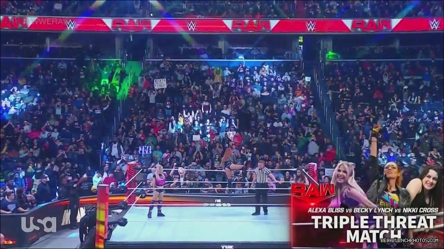 WWE_Monday_Night_Raw_2022_12_05_720p_HDTV_x264-NWCHD_mp4_006747532.jpg