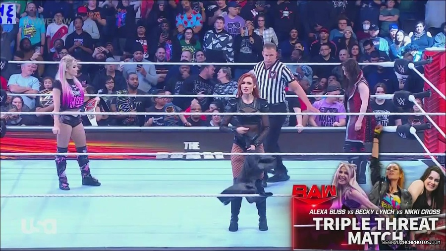 WWE_Monday_Night_Raw_2022_12_05_720p_HDTV_x264-NWCHD_mp4_006756741.jpg