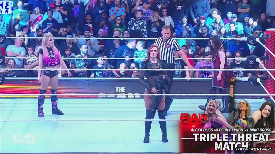WWE_Monday_Night_Raw_2022_12_05_720p_HDTV_x264-NWCHD_mp4_006757141.jpg