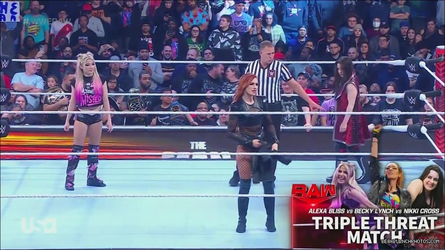 WWE_Monday_Night_Raw_2022_12_05_720p_HDTV_x264-NWCHD_mp4_006757542.jpg