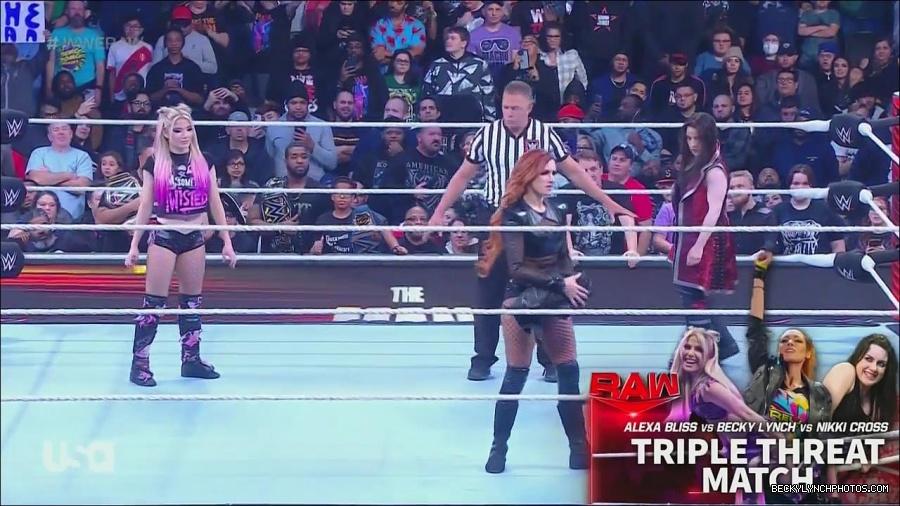 WWE_Monday_Night_Raw_2022_12_05_720p_HDTV_x264-NWCHD_mp4_006757942.jpg