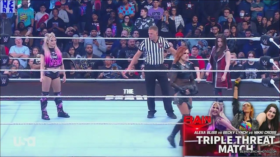 WWE_Monday_Night_Raw_2022_12_05_720p_HDTV_x264-NWCHD_mp4_006758342.jpg