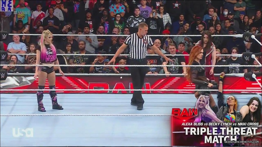 WWE_Monday_Night_Raw_2022_12_05_720p_HDTV_x264-NWCHD_mp4_006759544.jpg